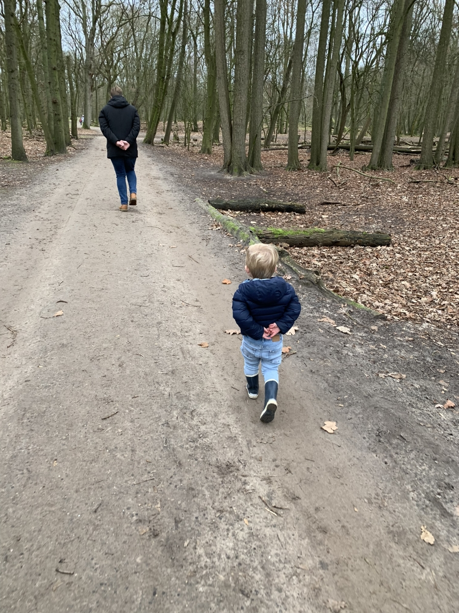 2019 mei - Onderwerp: "Jong geleerd is oud gedaan"  Fotograaf: Oscar Schijf. Titel van foto: "Samen wandelen"