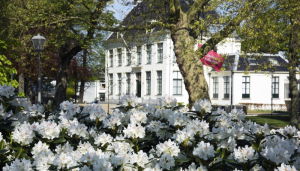 2020 sept (2 winnaars) - Onderwerp "Mijn favoriete Hillegomse gebouw" Fotograaf: Gerard van der Post. Titel van foto: "'t Hof in de bloemen"
