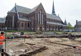 Opgravingen naast de St. Martinuskerk door RAAP (Harry Vijfhuizen en Marca Bultink)